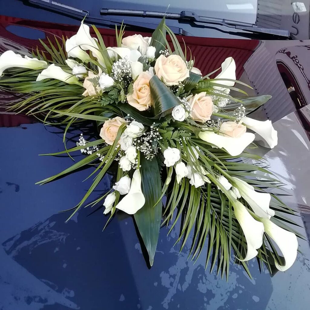 Composition fleurs pour mariage à positionner sur voiture
