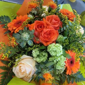 Composition fleurs orangées
