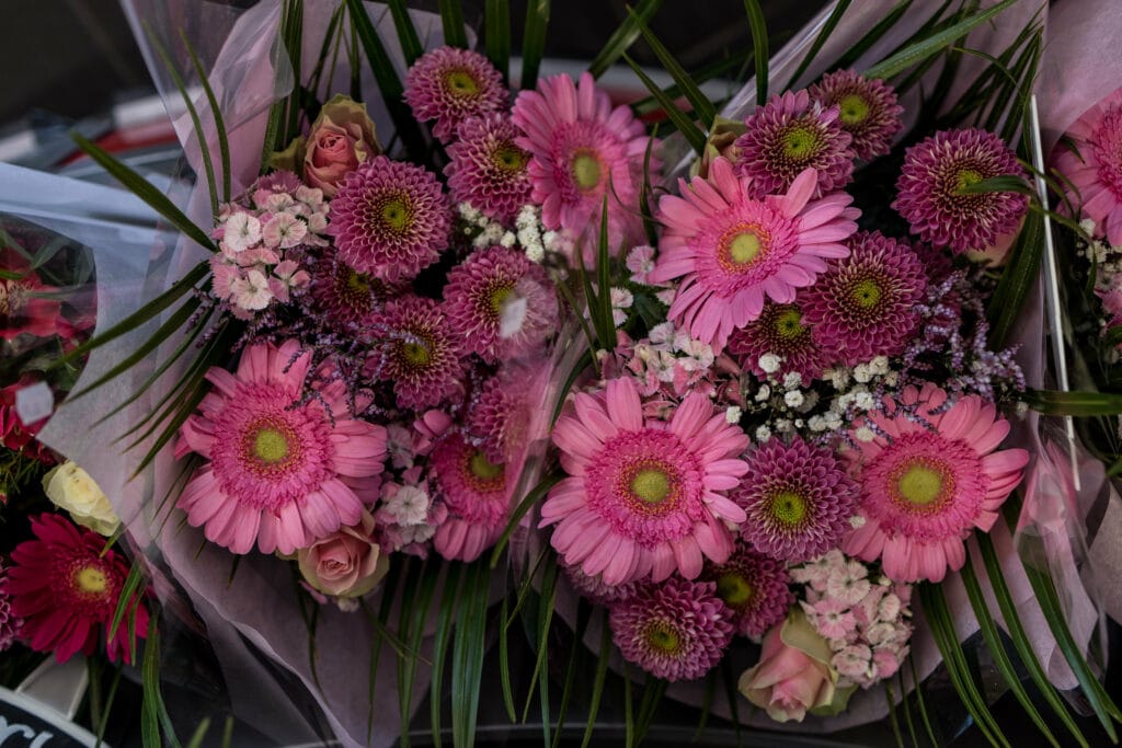 Composition fleurs parme et rose