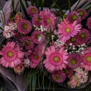 Composition fleurs parme et rose