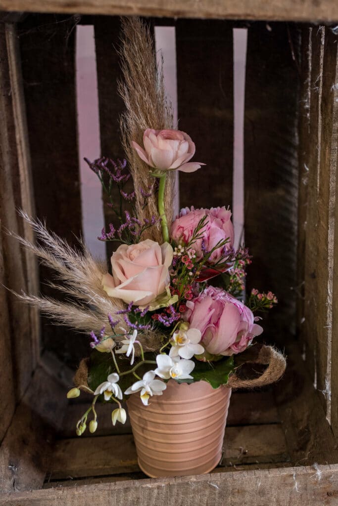 Composition rose et pivoine, orchidée