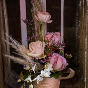 Composition rose et pivoine, orchidée